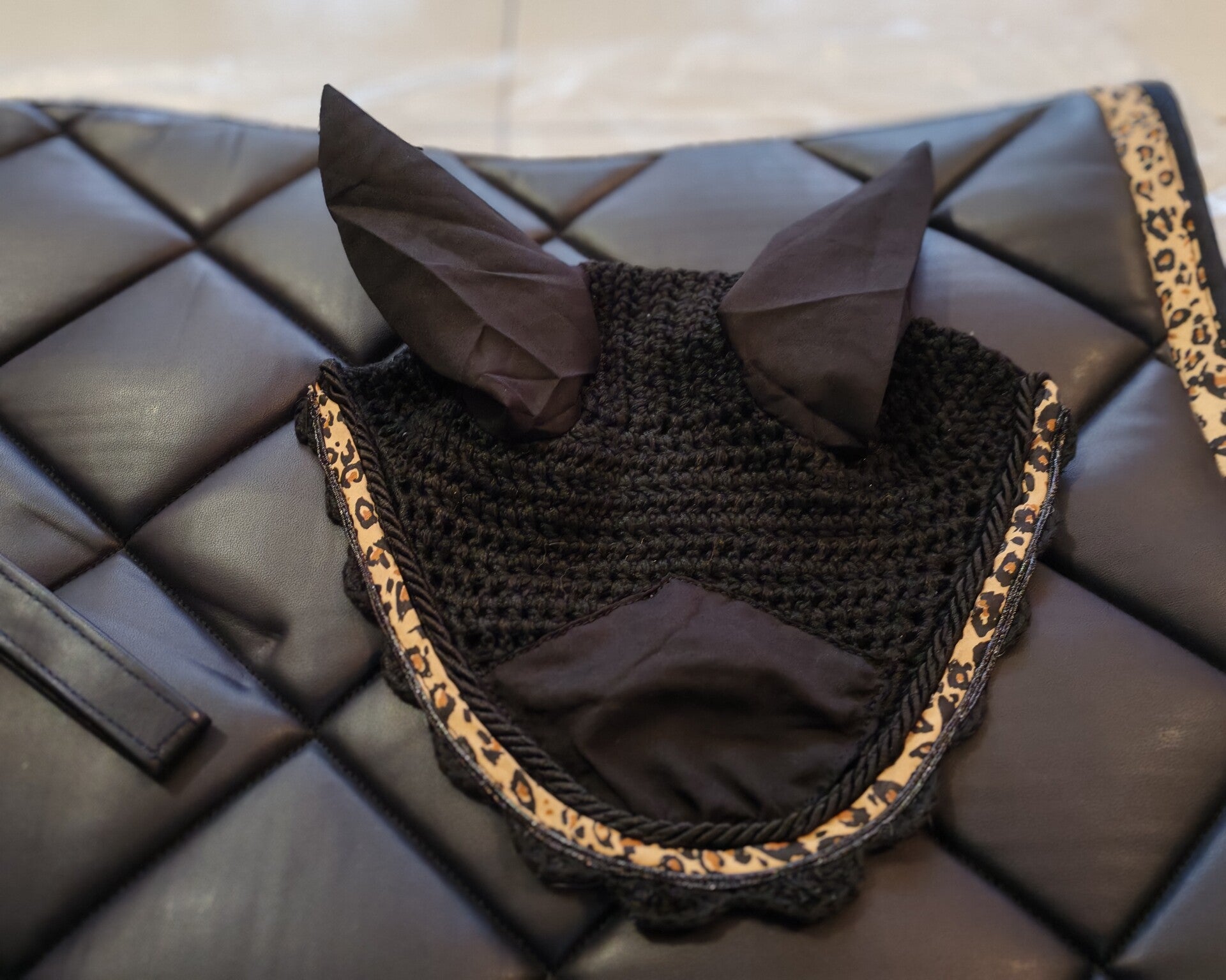 découvrez notre tapis cheval léopard alliant originalité et confort pour un style unique et une agréable douceur lors de vos balades.