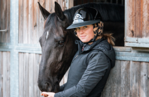 découvrez notre anti-passe langue pour cheval, un équipement efficace pour éviter que votre cheval ne passe la langue par-dessus le mors, assurant confort et contrôle optimal durant vos séances d'équitation.