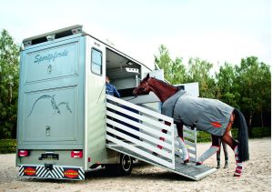 découvrez nos conseils pratiques pour le transport de chevaux sur longue distance, assurant leur confort et sécurité tout au long du trajet.