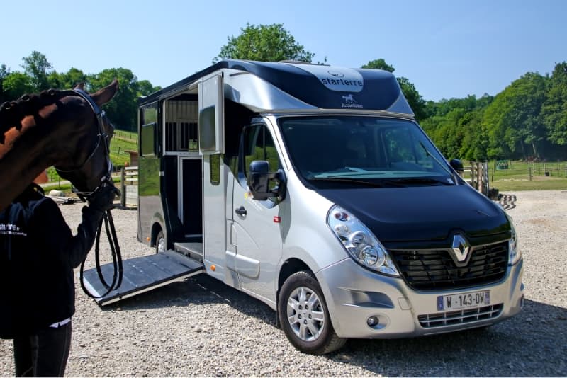 découvrez notre guide complet sur les camions chevaux 4 places, pour bien choisir votre véhicule adapté au transport sécurisé et confortable de vos chevaux.